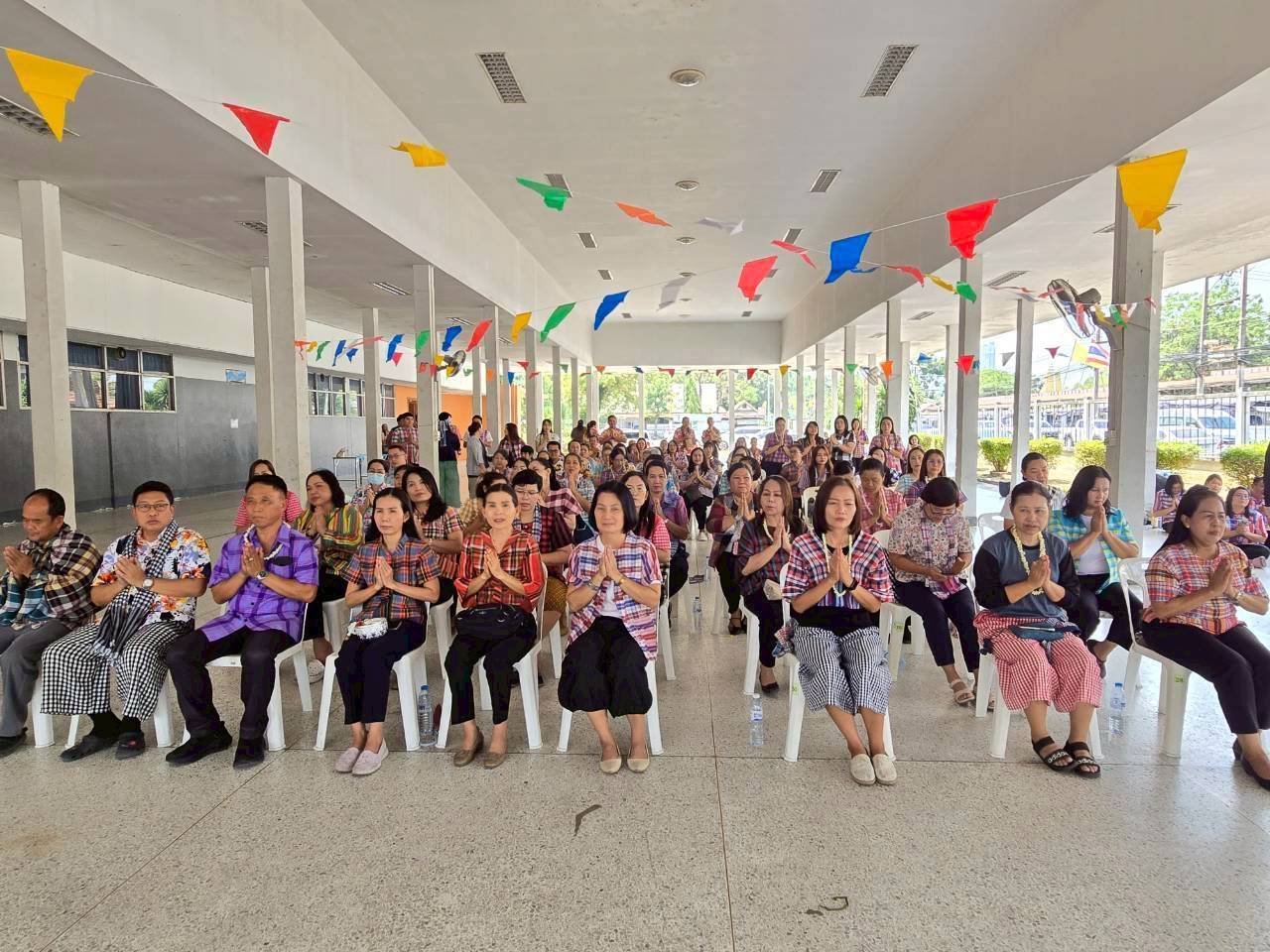 พช.โนนศิลาร่วมกิจกรรมรดน้ำขอพร สืบสานประเพณีสงกรานต์ ประจำปี 2569 💦